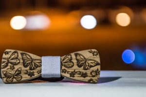Comment porter un nœud papillon en bois ?