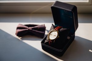 La montre en bois elle est destinée aux hommes ou aux femmes ?