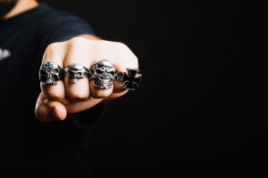 Comment porter une bague tête-de-mort ?