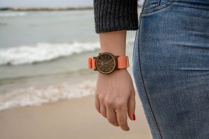 Comment accorder une montre en bois avec son costume ?