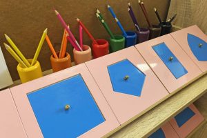 Comment travailler la psychomotricité avec le mobilier Montessori ?