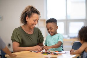 Comment Montessori aide au développement cognitif des enfants ?