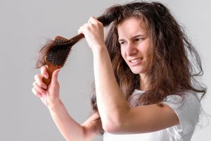 Quel objet naturel pour démêler les cheveux ?