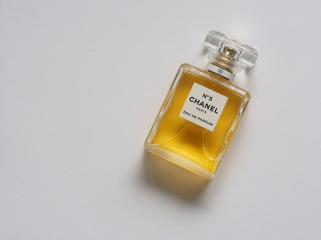 Comment faire durer un parfum le plus longtemps possible ?