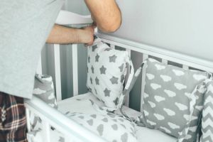 Comment bien utiliser le tour de lit de bébé ?