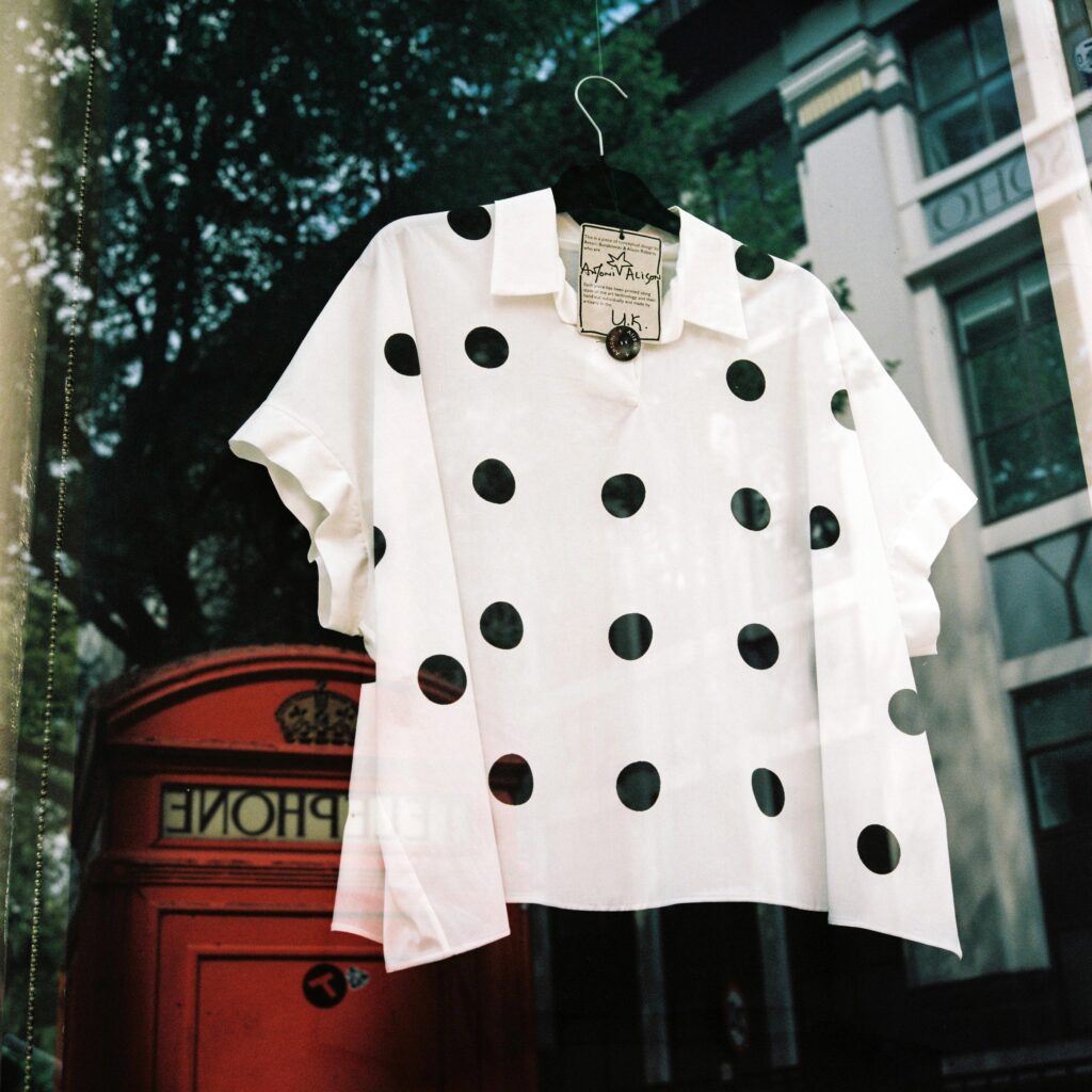 Adoptez le look parfait avec une robe à pois cet automne