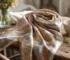 Les tendances foulards chic à adopter cette année
