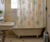 Comment créer une salle de bain inspirée du style y2k avec un rideau de douche original