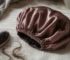 Astuce anti perte de cheveux : découvrez les bienfaits du bonnet en satin